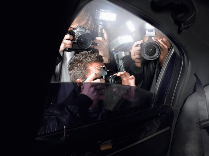 Paparazzis schießen Fotos in das Innere eines Autos